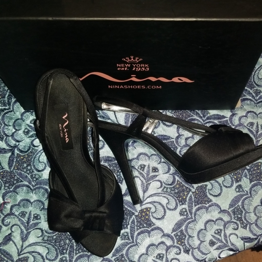 Nina Evalora black luster platform size 7.5